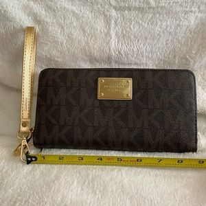 Like New Michael Kors Jet Set Wallet